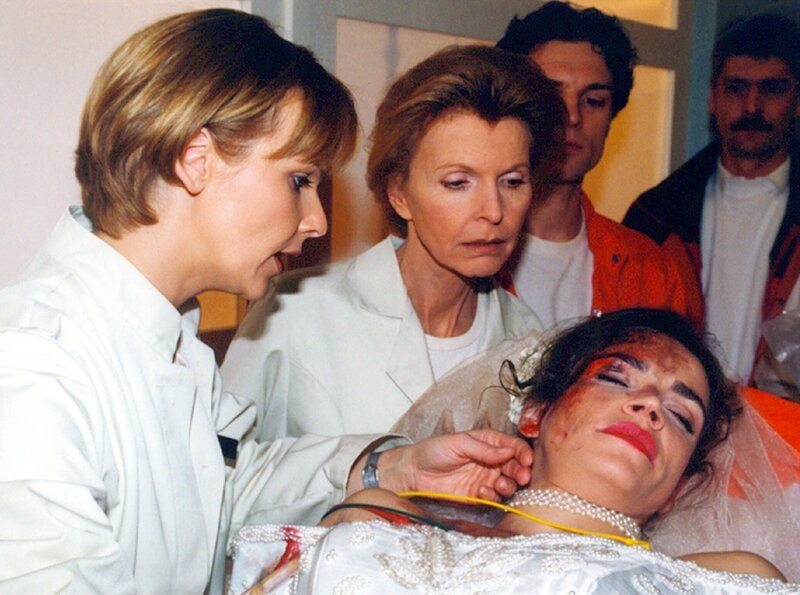 Auf dem Weg zur Trauung geraten die Braut (Rebecca Immanuel) und ihr zukünftiger Schwager in einen Autounfall. Dr. Kathrin Globisch (Andrea Kathrin Loewig, links) und Oberschwester Ingrid (Jutta Kammann) leiten die Behandlung dieser schicksalshaften Fügung ein. – Bild: NDR/​MDR/​Laue
