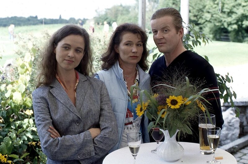 Die Golf-Tombola ist alljährlich ein gesellschaftliches Großereignis, bei dem auch die Seibolds (Judith Dreher, Julia Heinemann, Michael Schiller) nicht fehlen dürfen. – Bild: ORF/​Christian A. Rieger