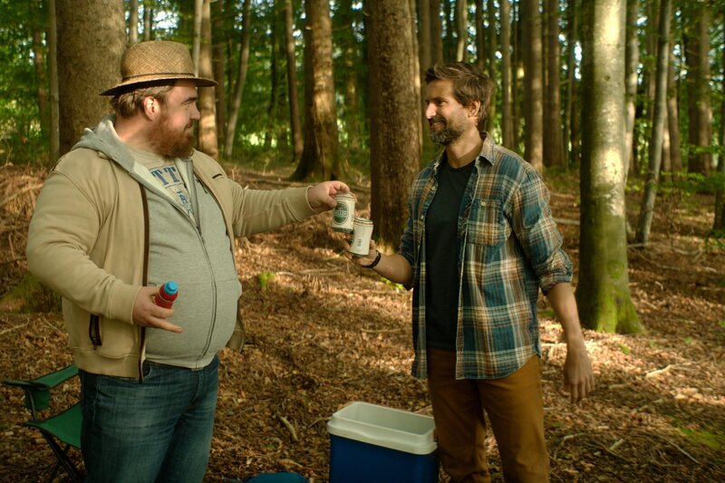 Niko (Tristan Seith, l.) und Mischko (Tom Beck) beim Campen. – Bild: RTL Deutschland