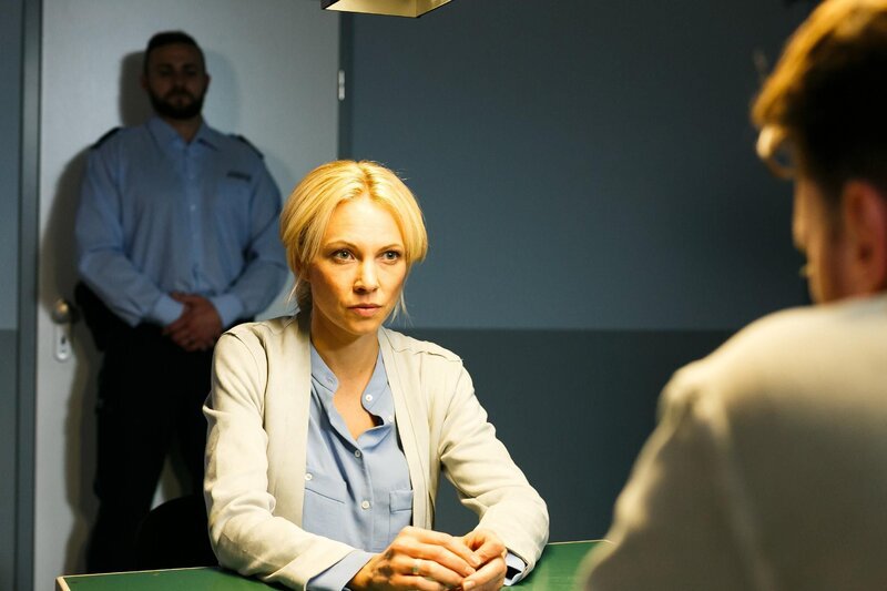 Ronny (Bela Klentze, r.) erzählt Lena (Birte Glang), dass er sich ernsthafte Sorgen um Chiara macht. – Bild: RTL /​ Kai Schulz