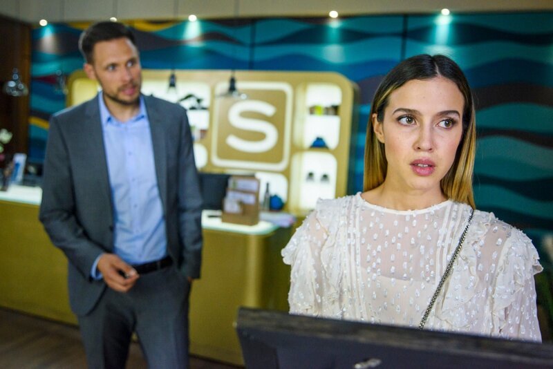 Chiara (Alexandra Fosnatti) gerät ins Visier von Ronnys Anwalt Schadow (Martin Bergmann). – Bild: RTL /​ Julia Feldhagen