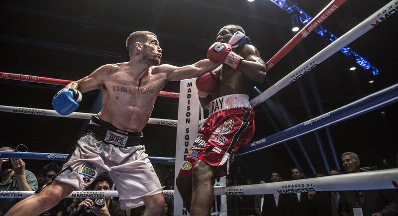 Der Boxer Billy „The Great“ Hope (Jake Gyllenhaal, l.) stellt sich jedem Kampf, doch auch gegen Kalil Turay (Rayco Saunders, r.) muss er erst viele Schläge einstecken, bevor er sein volles Potenzial ausschöpft … – Bild: Tobis Film und The Weinstein Company /​ Scott Garfield