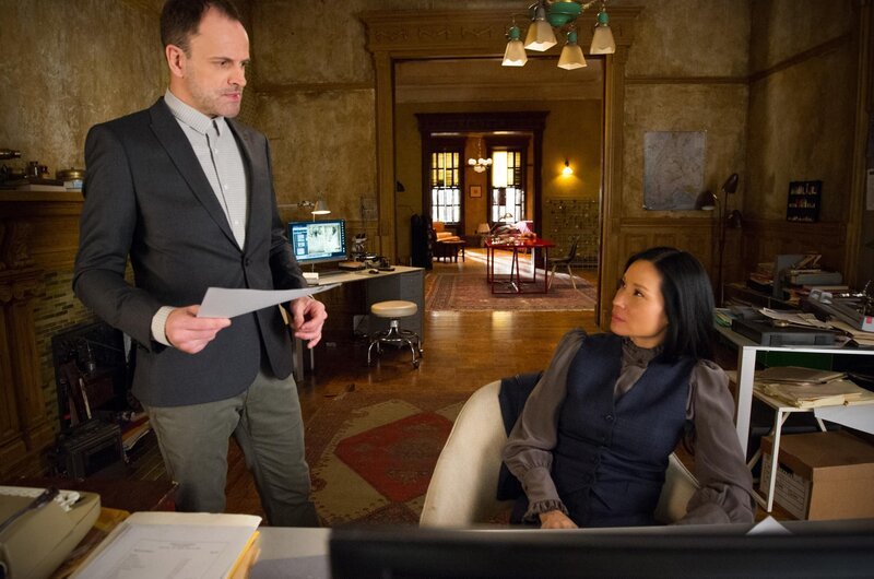 Sherlock Holmes (Jonny Lee Miller, l.); Joan Watson (Lucy Liu, r.) – Bild: CBS Broadcasting, Inc.