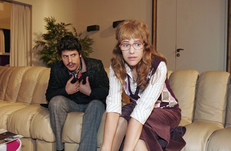 Lisa (Alexandra Neldel, r.) überrascht Rokko (Manuel Cortez, l.) – und sich selbst … – Bild: SAT.1 /​ Monika Schürle