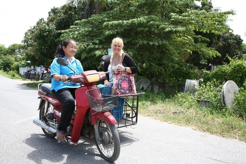 Auf der Suche nach verschwundenen Menschen: Julia Leischik (r.) … – Bild: SAT.1 /​ Tim Biggs /​ Tim Biggs