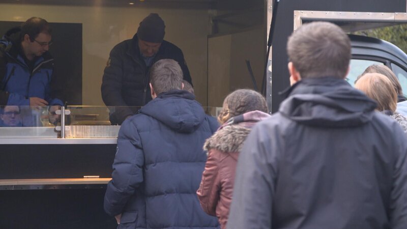 Wie wird das Essen aus dem Foodtruck bei den Kunden ankommen? Frank Rosin (hinten r.) ist gespannt … – Bild: Kabel Eins