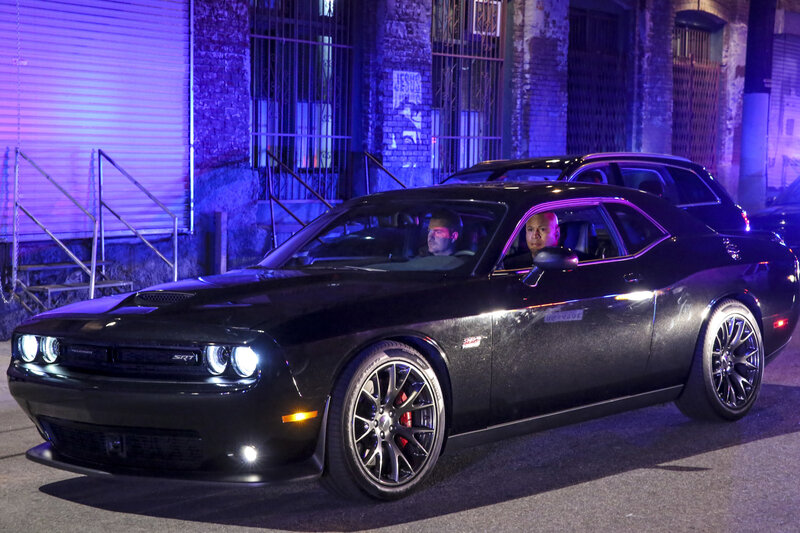 Verzweifelt sucht Sam (LL Cool J, r.) mit seinem Kollegen G. (Chris O’Donnell, l.) seine entführte Ehefrau, doch es fehlt jede Spur … – Bild: CBS Broadcasting, Inc.