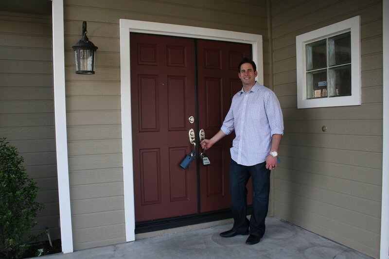 Für ein Haus in La Miranda muss Tarek mehr Geld hinblättern, als er normal ausgeben würde. Kann er trotzdem mit einem Gewinn aus dem Deal herauskommen? – Bild: HGTV/​Scripps Networks, LLC