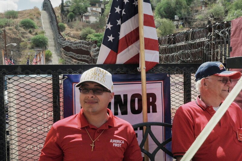 Trump, Maga und Migranten – Verabschieden sich die Amerikaner vom Einwanderungsland? Hauptprotagonist vor USA-Flagge – Bild: SRF1