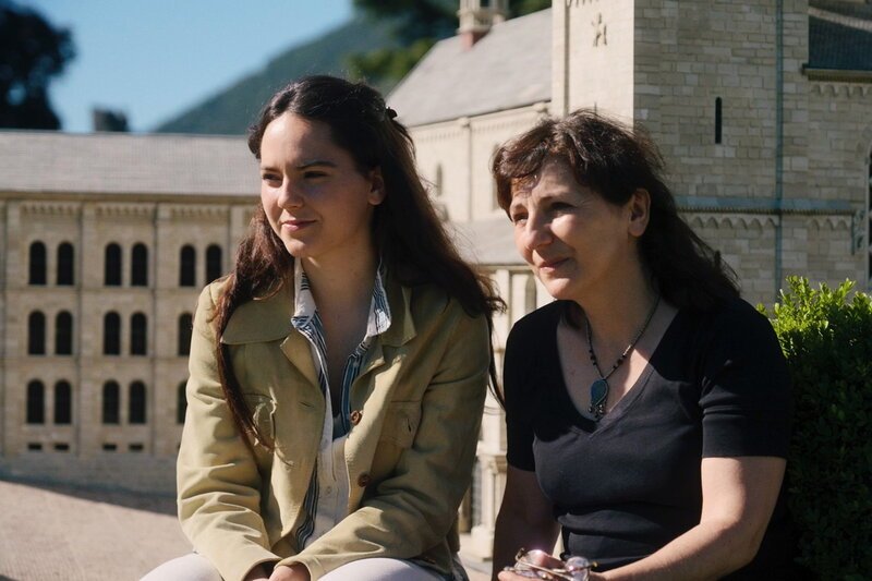 Mutterland Miriam (r.) mit ihrer Tochter auf Spurensuche SRF/​Mirafilm – Bild: SRF/​Mirafilm