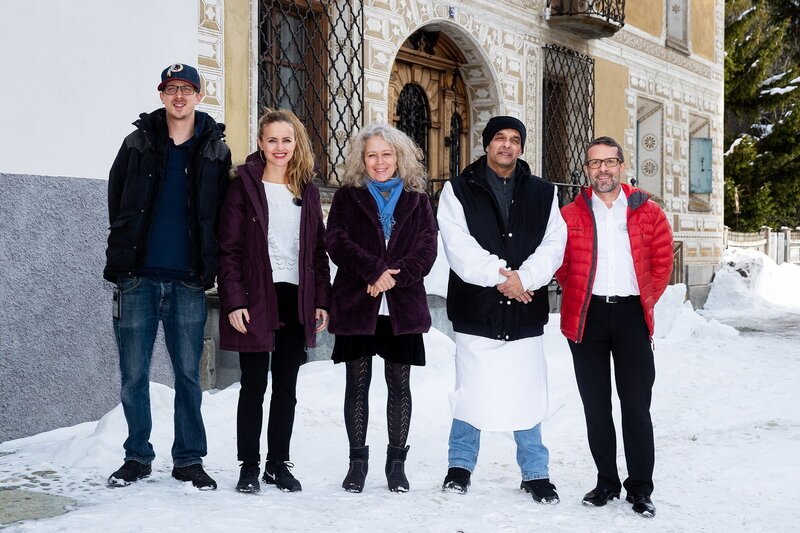 Gruppenbild der Protagonisten vor dem Hotel Chesa Salis v.l. André Lüscher, Mirjam Keller, Bettina Scherz, Ilker „Tony“ Kivanc und Ruedi Herzig – Bild: SRF/​Andy Mettler