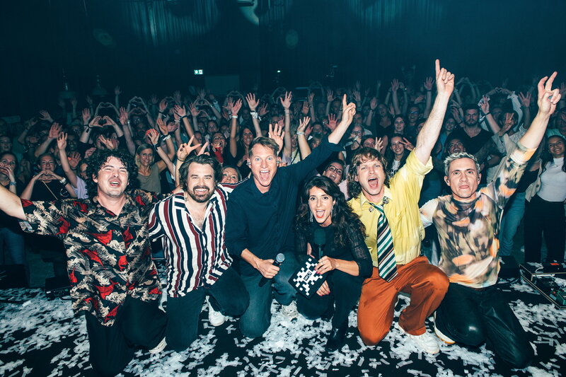 SRF 3 Showcase Hecht – Hecht mit Moderatorin Céline Werdelis (3.v.r.) auf der Bühne – Bild: SRF/​Noëlle Guidon