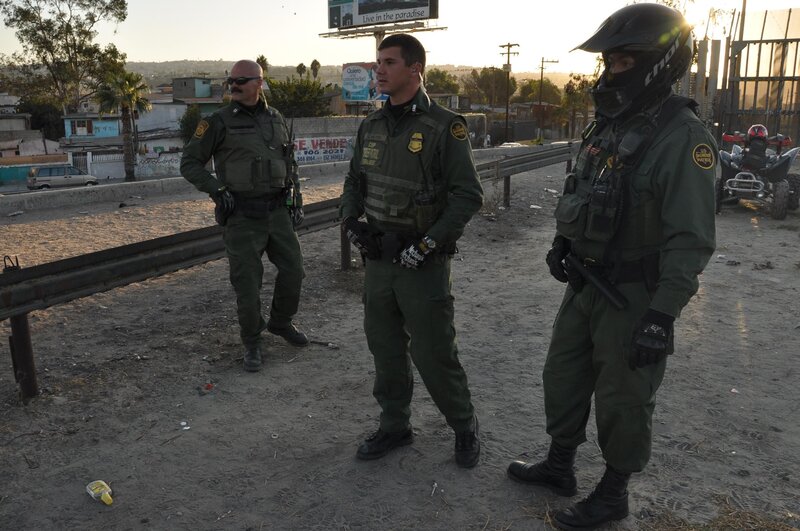SAN DIEGO, CA, USA: A group of border patrol agents survey the area near the San Ysidro crossing, the international boundary that separates San Diego from Tijuana. The more experience the agents acquire, the easier it becomes for them to determine which vehicles are smugglers hiding both illegal immigrants and people. – Bild: 2015 National Geographic Partners, LLC.  All rights reserved. Lizenzbild frei