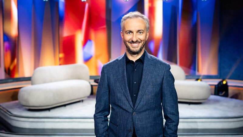 Moderator Jan Böhmermann in seiner ZDF Primetime-Sendung „Lass dich überwachen!“ – Bild: ZDF und Lennart Speer
