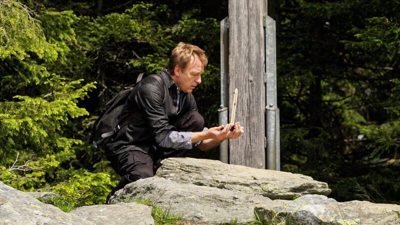 „Der Teufelstein“: Sagenjäger Max Müller. – Bild: ORF/​Alpha Vision Film