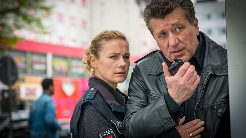 Hans (Bruno F. Apitz) und Franzi (Rhea Harder-Vennewald) haben Nelly gefunden und fordern Verstärkung an. – Bild: ZDF und Boris Laewen