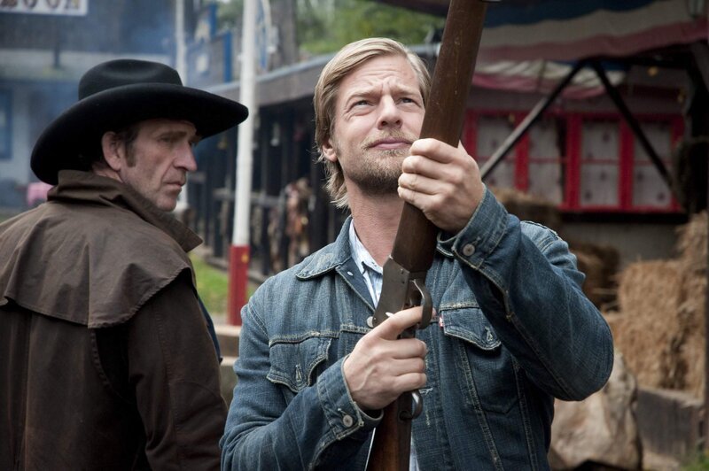 Zwischen Mick (Henning Baum, r.) und dem kernigen Wildwestvereinsgründer Tobias Henf (Jochen Nickel, l.) entwickelt sich eine Freundschaft, bis der Kriminaler einem Tausch auf die Spur kommt … – Bild: Martin Rottenkolber