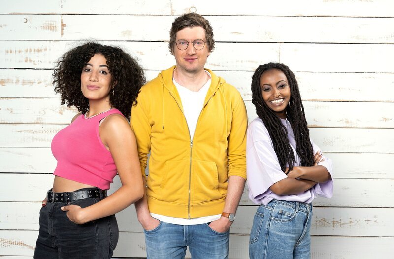 v.l.n.r.: Die Moderatoren:innen Tessniem Kadiri, Robert Meyer und Luam Kessette – Bild: WDR/​Melanie Grande /​ WDR Kommunikation/​Redaktion Bild