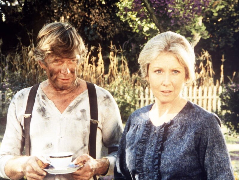 Vater John Walton (Ralph Waite, l.) und Mutter Olivia Walton (Michael Learned, r.) stehen vor dem Nichts. Das gesamte Haus ist bis auf die Grundmauern niedergebrannt … – Bild: Sat.1 Gold