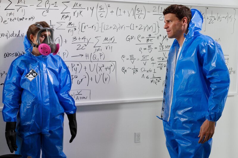 Dr. Brennan (Emily Deschanel, l.); Booth (David Boreanaz, r.) – Bild: Greg Gayne