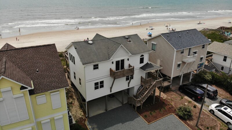 Aerial of the front of the Industrial House, with convenient beach access right behind the house. As seen on HGTV’s Beach Hunters. – Bild: Warner Discovery Inc