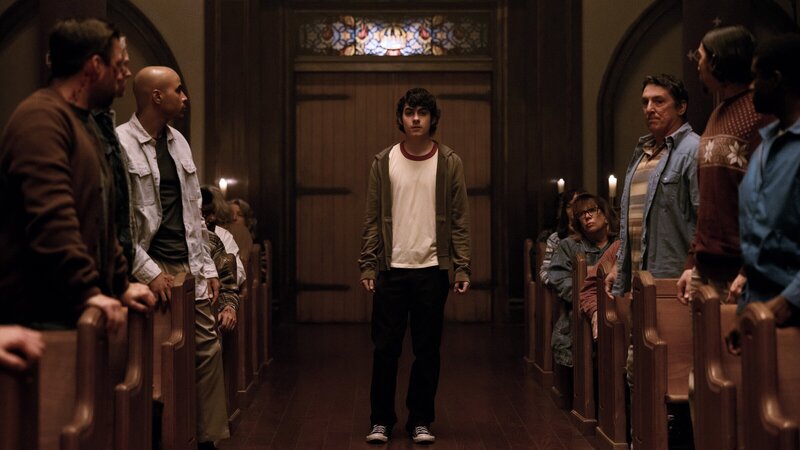 Dylan (Emjay Anthony) steht im Zentrum der Anschuldigungen. Wird seine Ansprache vor der Gemeinde endlich Licht ins Dunkel bringen? – Bild: ZDF und Peacock