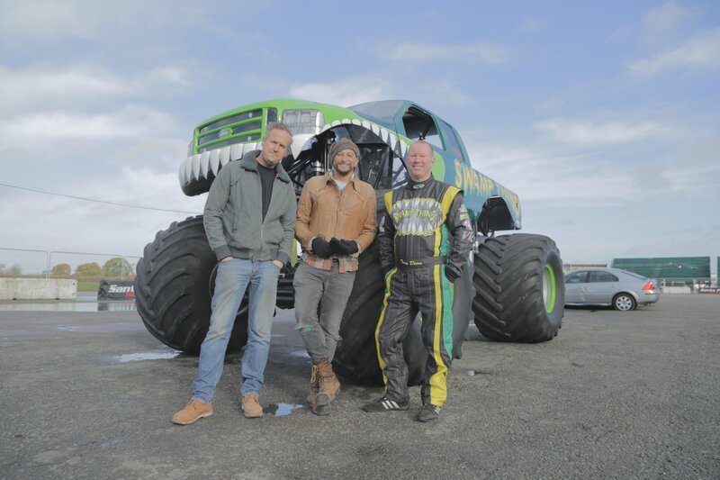 Tim, Fuzz and Tony pose in front of Tony’s monster truck. – Bild: The National Geographic Channel