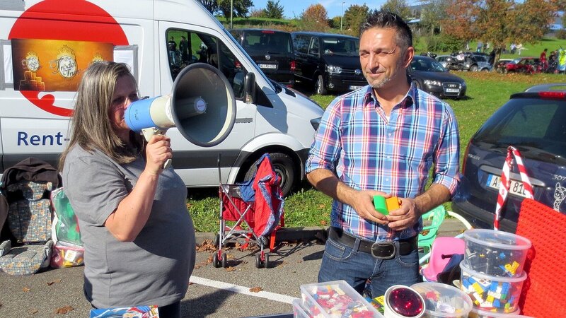 Petra und Mauro geben alles, um die Sachen auf dem Flohmarkt zu verkaufen – Bild: RTL II