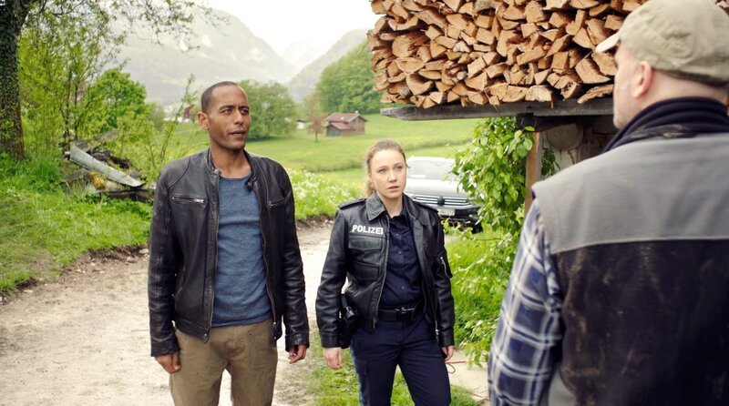 Jerry Pauslen (Peter Marton, l. ) und Sophia Strassner (Katharina Leonore Goebel, 2.v.l.) befragen den Verdächtigen Josef Holler (Rainer Haustein, r.). Weiteres Bildmaterial finden Sie unter www.br-foto.de. – Bild: ARD/​Lucky Bird Pictures/​Savoy Film Productions