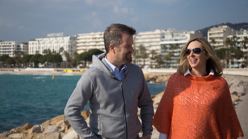 Episode 003 – Michael Slone (L) and April Slone (R) discussing the wish list on the beach in the area of Valbonne, France, as seen on Mediterranean Life – Bild: Scripps Networks, LLC.