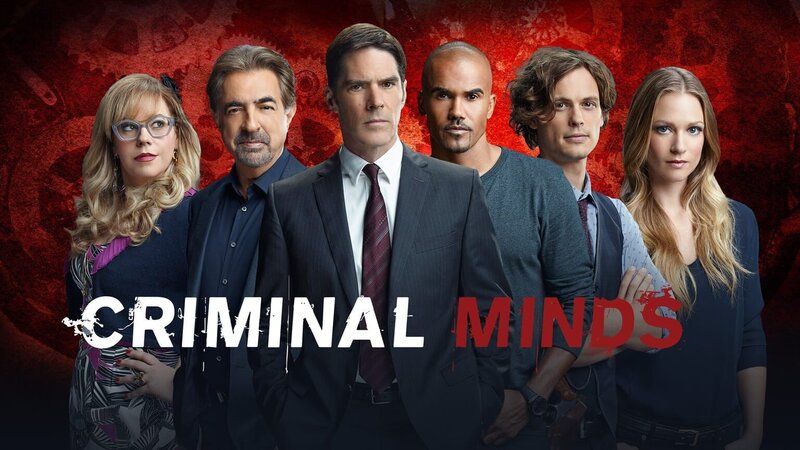 (11. Staffel) – Ein starkes Team, das jeden Serientäter zur Strecke bringt: Dr. Spencer Reid (Matthew Gray Gubler, 2.v.r.), Derek Morgan (Shemar Moore, 3.v.r.), Aaron Hotchner (Thomas Gibson, 3.v.l.), David Rossi (Joe Mantegna, 2.v.l.), Jennifer ‚JJ‘ Jareau (AJ Cook, r.) und Penelope Garcia (Kirsten Vangsness, l.) … – Bild: ABC Studios