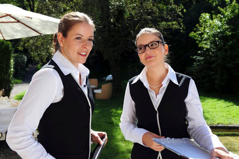 Gitti (Kathleen Fiedler, l.) gesteht Sibylle (Julia Mitrici, r.), dass sie sich in Michael verguckt hat. – Bild: ARD/​Ann Paur