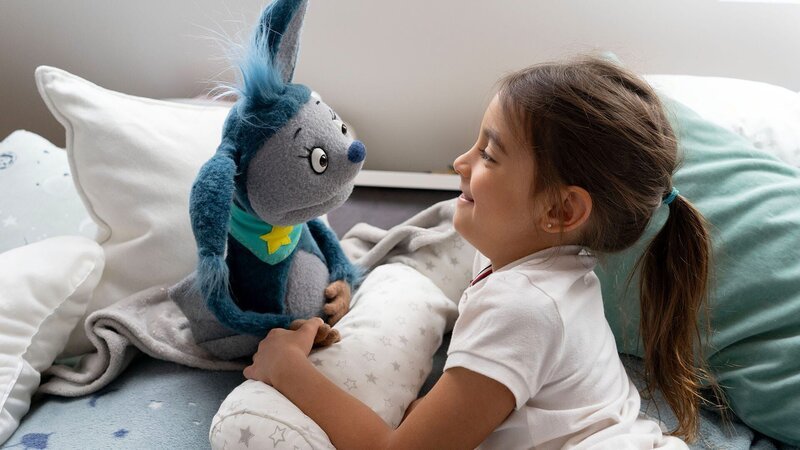 Zoe und Fidi unterhalten sich im Bett. – Bild: KiKA/​Lupalipa Media