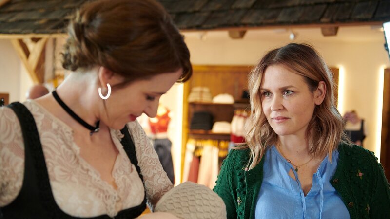 Kurzfristig wurde Lena Lorenz (Judith Hoersch, r.) von Magdalena Zenner (Julia Malik, l.) als ihre neue Hebamme engagiert. Die erfolgreiche Geschäftsfrau ist stolz auf ihre kleine Tochter, scheint aber wenig Zeit für den Säugling zu haben. – Bild: ZDF