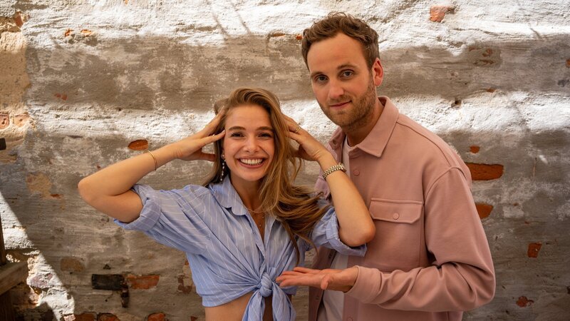 Lola Weippert (l.) spricht mit Psychologe Leon Windscheid (r.) über ihr Leben vor ihrer späten ADHS-Diagnose und wie sie jetzt damit umgeht. – Bild: ZDF und Marius Fuchtmann