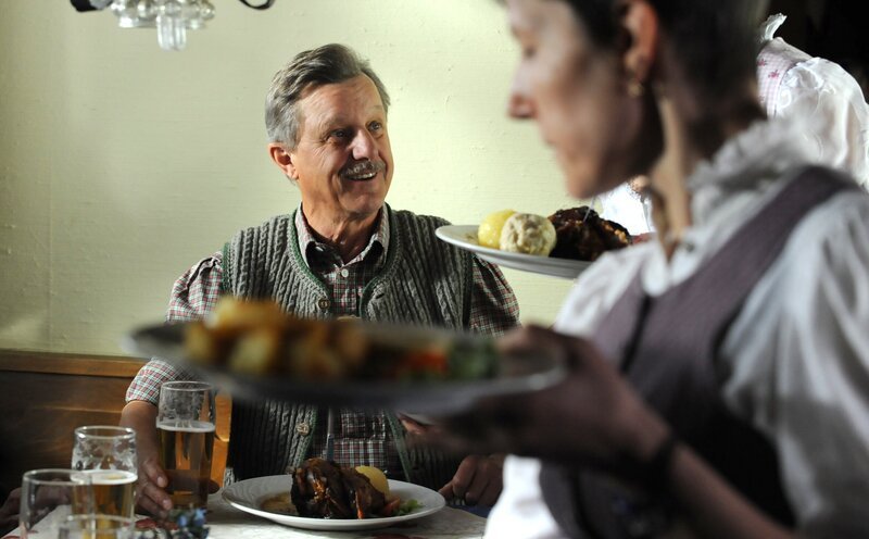 Bürgermeister Schattenhofer (Werner Rom) lässt sich sein Essen schmecken. – Bild: BR/​Marco Orlando Pichler