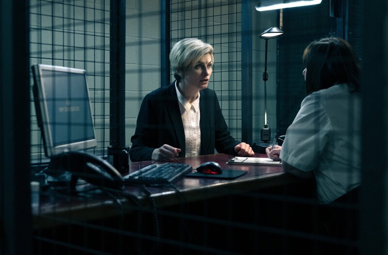 Orla (Jodie Whittaker, li.) PO Martin (Lisa Millett, re.) – Bild: WDR/​BBC Studios/​Sally Mais