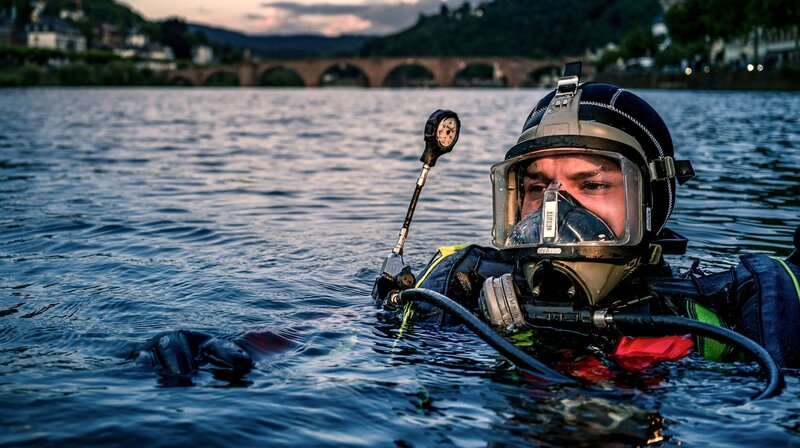 Für einen Einsatz im Neckar müssen die Taucher der Berufsfeuerwehr Heidelberg regelmäßig trainieren. – Bild: SWR/​Sebastian Drolshagen