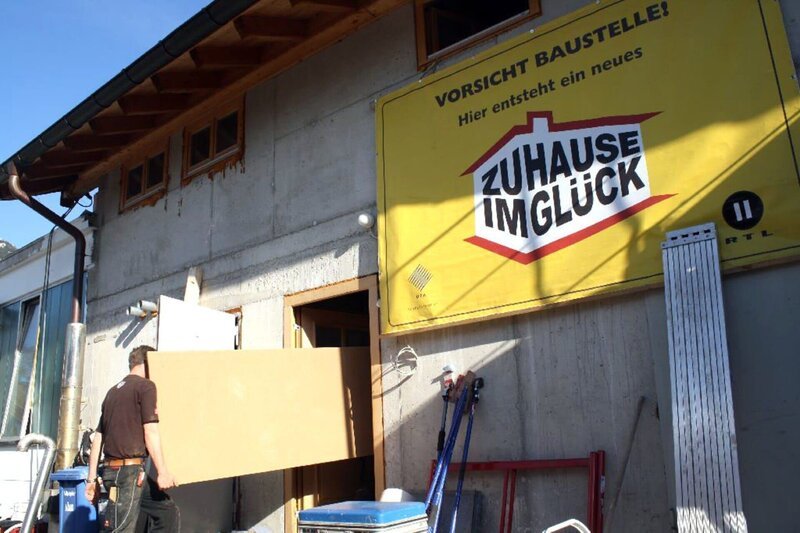 Und wieder entsteht dank des Zuhause im Glück-Teams ein neues Heim für eine vierköpfige Familie. – Bild: RTL II