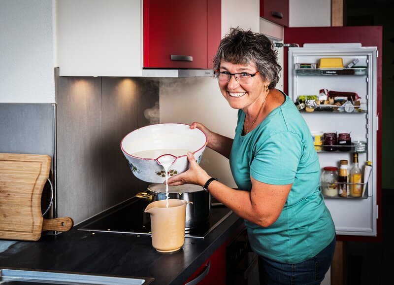 SRF bi de Lüt Landfrauenküche – Marlise Baur, Travers NE Folge 3 Marlise Baur – Bild: SRF/​Ueli Christoffel