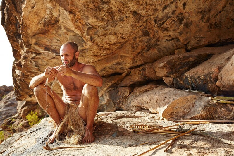 Arizona, Ed Stafford twisting desert grass to make a rope – Bild: DMAX