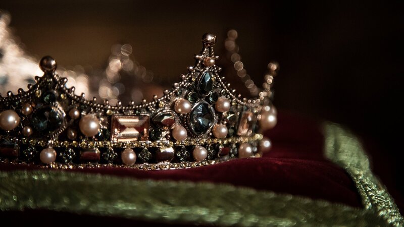 Die Krone steht sinnbildlich für die Macht in England im Zeitalter blutiger Religionskriege – bis heute. – Bild: ZDF und Philipp Sklorz/​Metafilm