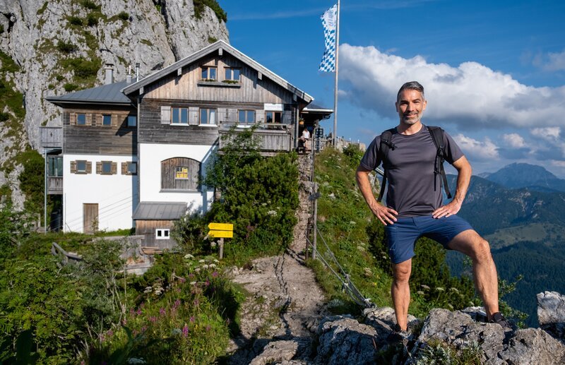 Marcus Fahn vor der Tegernseer Hütte. Weiteres Bildmaterial finden Sie unter www.br-foto.de. – Bild: BR/​cutflow GmbH/​David Hulik