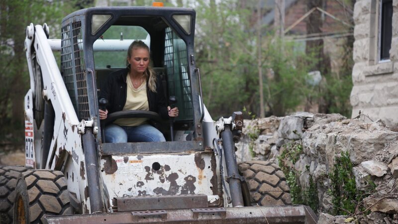 Tamara übernimmt die Renovierung eines Hauses von 1890, das ein Bauunternehmer nach der Kernsanierung aufgab. Das Haus im Craftsman-Stil hat 390 m² Wohnfläche auf drei Etagen. Tamara möchte mit einer neuen Raumaufteilung die Größe des Hauses wieder sichtbar machen. Sie beginnt mit dem Erdgeschoss und verwandelt die Küche zum Herzstück des Hauses. Dabei legt sie Wert auf die historischen Details des Hauses. – Bild: HGTV