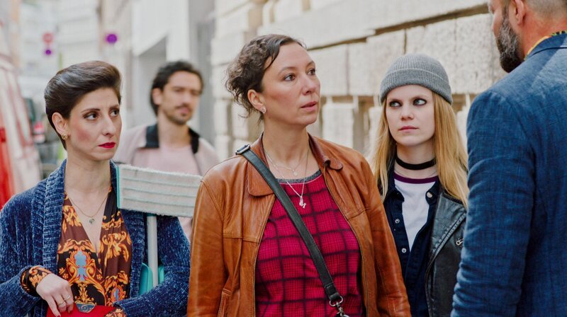 v.li.): Zeynep Buyrac (Mira), Stefano Bernardin (Fernando), Ursula Strauss (Michelle Sendracek), Lilian Jane Gartner (Zoe), Anton Noori (Benno Neuner). – Bild: WDR/​ORF