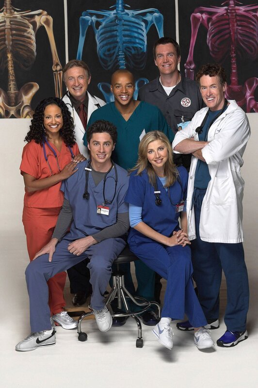 Scrubs – Die Anfänger ‚Mein drittes Jahr‘. Im Bild: Judy Reyes, Ken Jenkins, Donald Faison, Neil Flynn, John McGinley, Sarah Chalke, Zach Braff. – Bild: Turner
