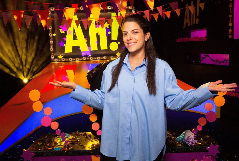 Moderatorin Clarissa Corrêa da Silva im Studio. – Bild: WDR/​Thorsten Schneider