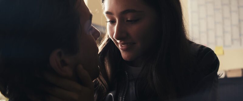 Von ihrer Liebe darf niemand erfahren: Schülerin Evelin (Emily Kusche) mit Vertrauenslehrer Milan (Marc Benjamin). – Bild: ZDF und Krzysztof Wiktor