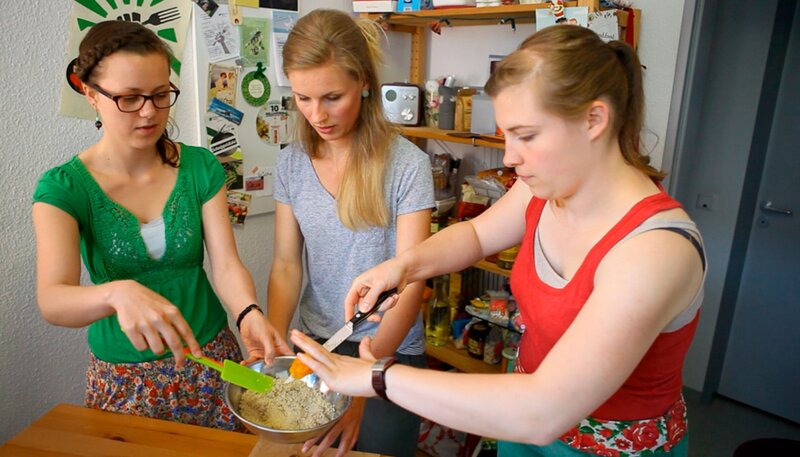 Kerstin, Gesa und Karina (v.l.n.r.) backen eine vegane Beerentarte für ihre Slow-Food-Gruppe. – Bild: WDR