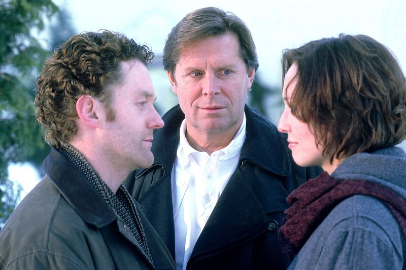 Stefan (Sigmar Solbach, Mi.) versteht sowohl Ingrid (Beate Maes), die ihr behindertes Kind zur Welt bringen will, wie auch Wilfried (Jürgen Tonkel), der sich der Verantwortung nicht gewachsen fühlt und versucht zu vermitteln. – Bild: RTL